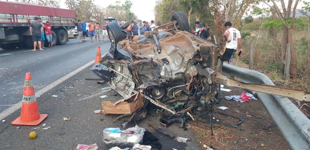 Três mulheres morrem e criança fica ferida após acidente envolvendo carro e caminhão