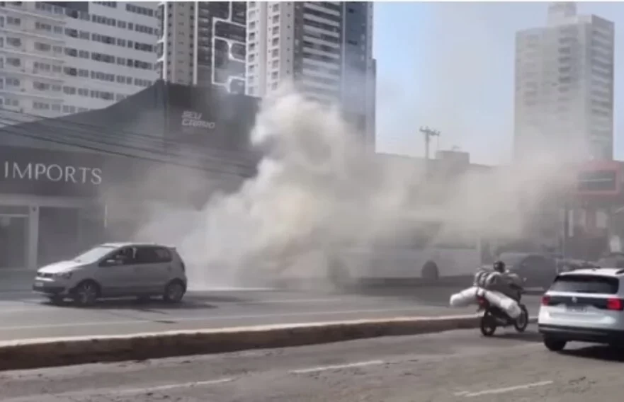 Ônibus de transporte coletivo pega fogo na Avenida 85, em Goiânia