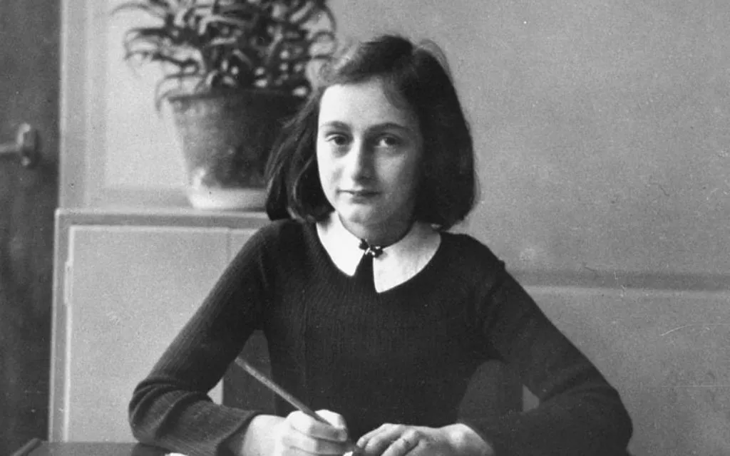 Professora é demitida após ler trecho sobre genitálias em “O Diário de Anne Frank”