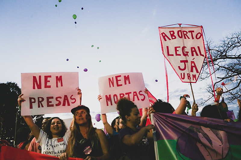 Mulheres negras têm 46% mais chance de realizar um aborto, revela estudo