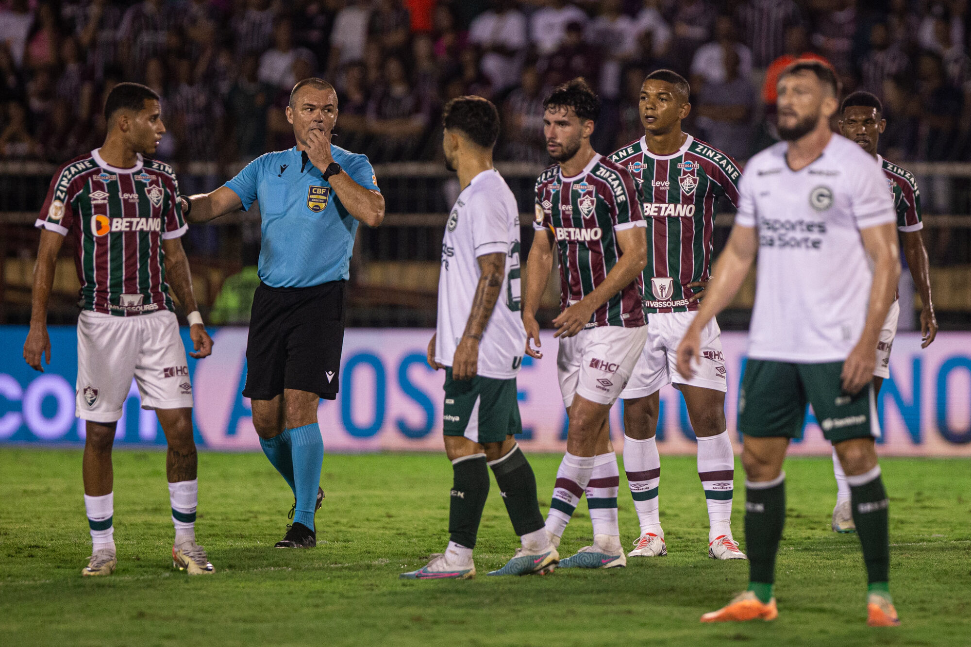 Em jogo de oito gols, Goiás é derrotado pelo Fluminense e pode voltar ao Z-4