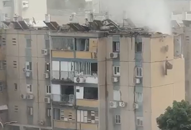 Prédio residencial em Tel Aviv é atingido por foguete do Hamas