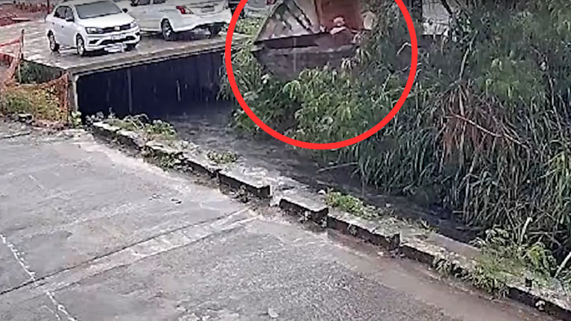 Idosa é levada pela correnteza após sua casa desabar em canal no Rio de Janeiro