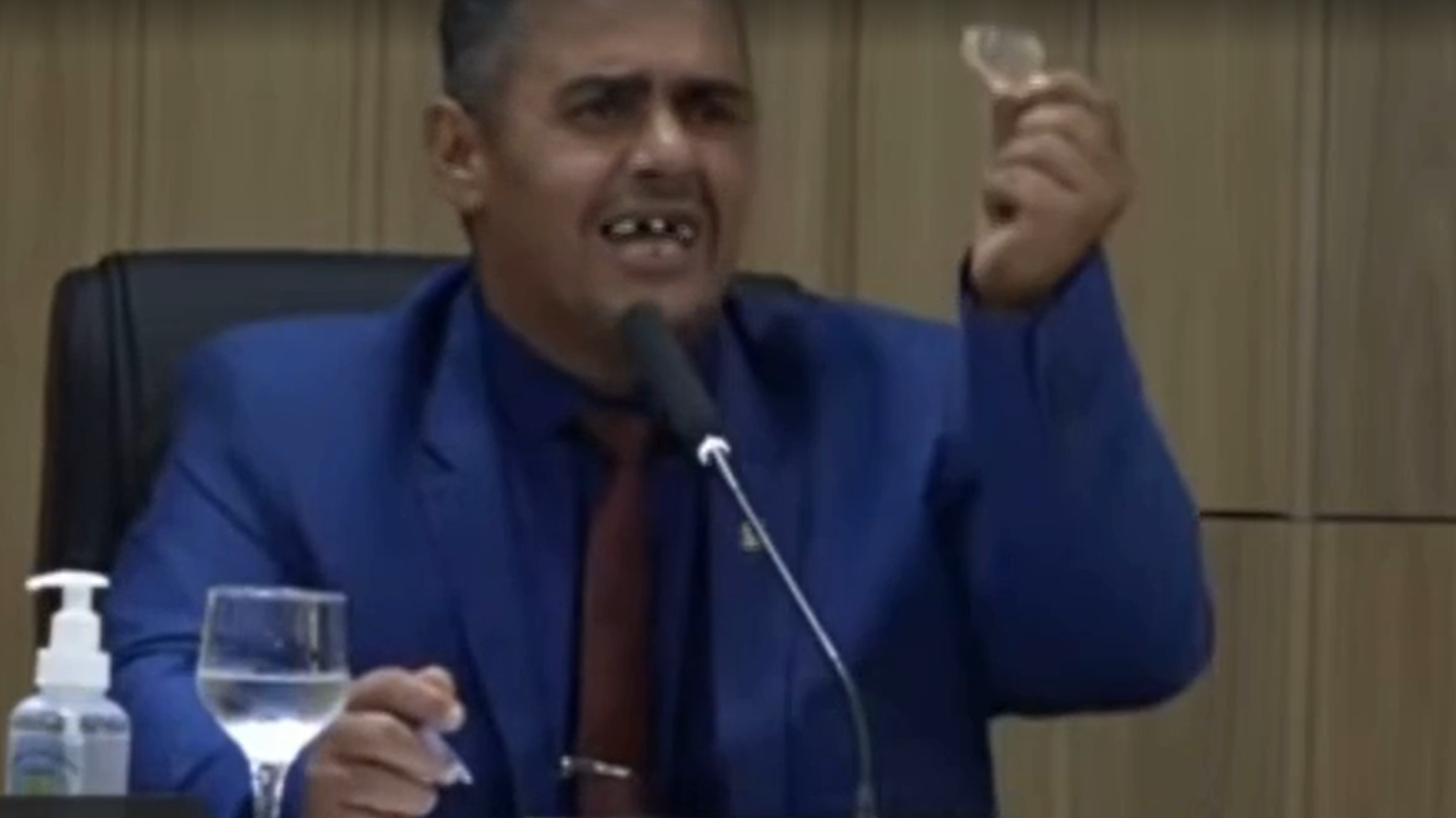 Vereador de Goianésia tira dentadura durante discurso na Câmara Municipal