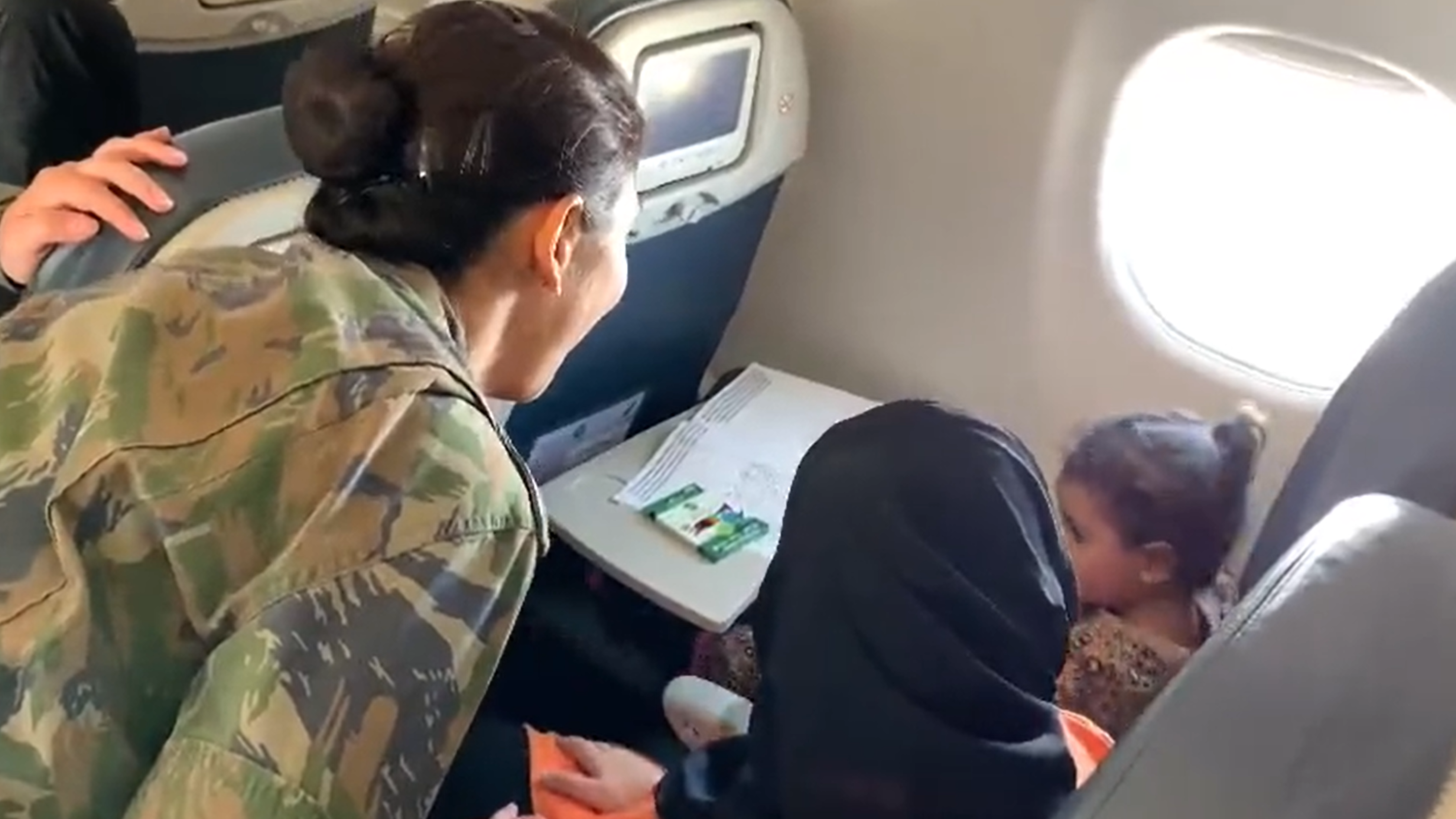 Militares da FAB distribuem lápis de cor e desenhos para crianças em avião que traz brasileiros da Faixa de Gaza
