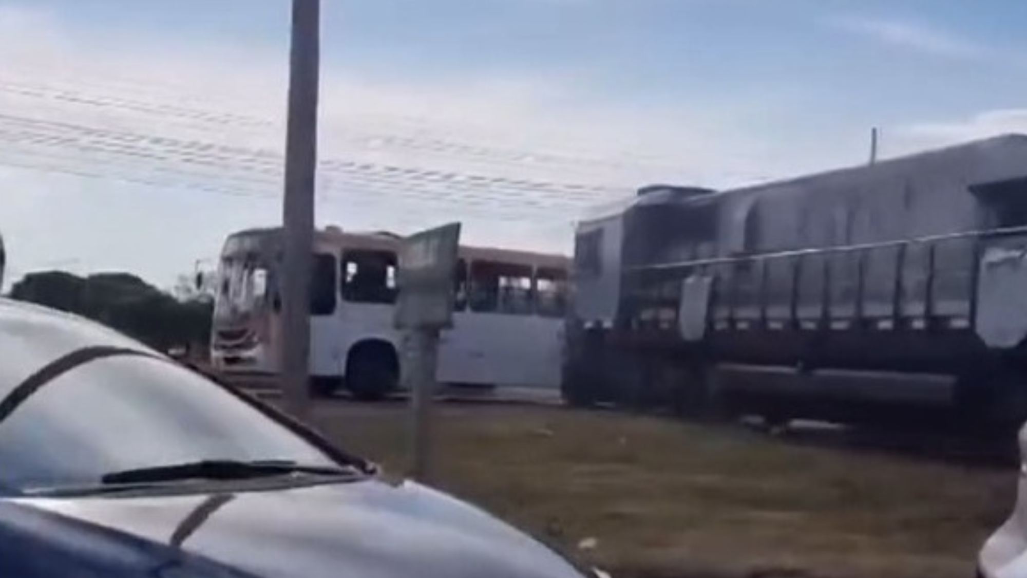 Trem colide contra transporte coletivo no DF e uma passageira vai à óbito