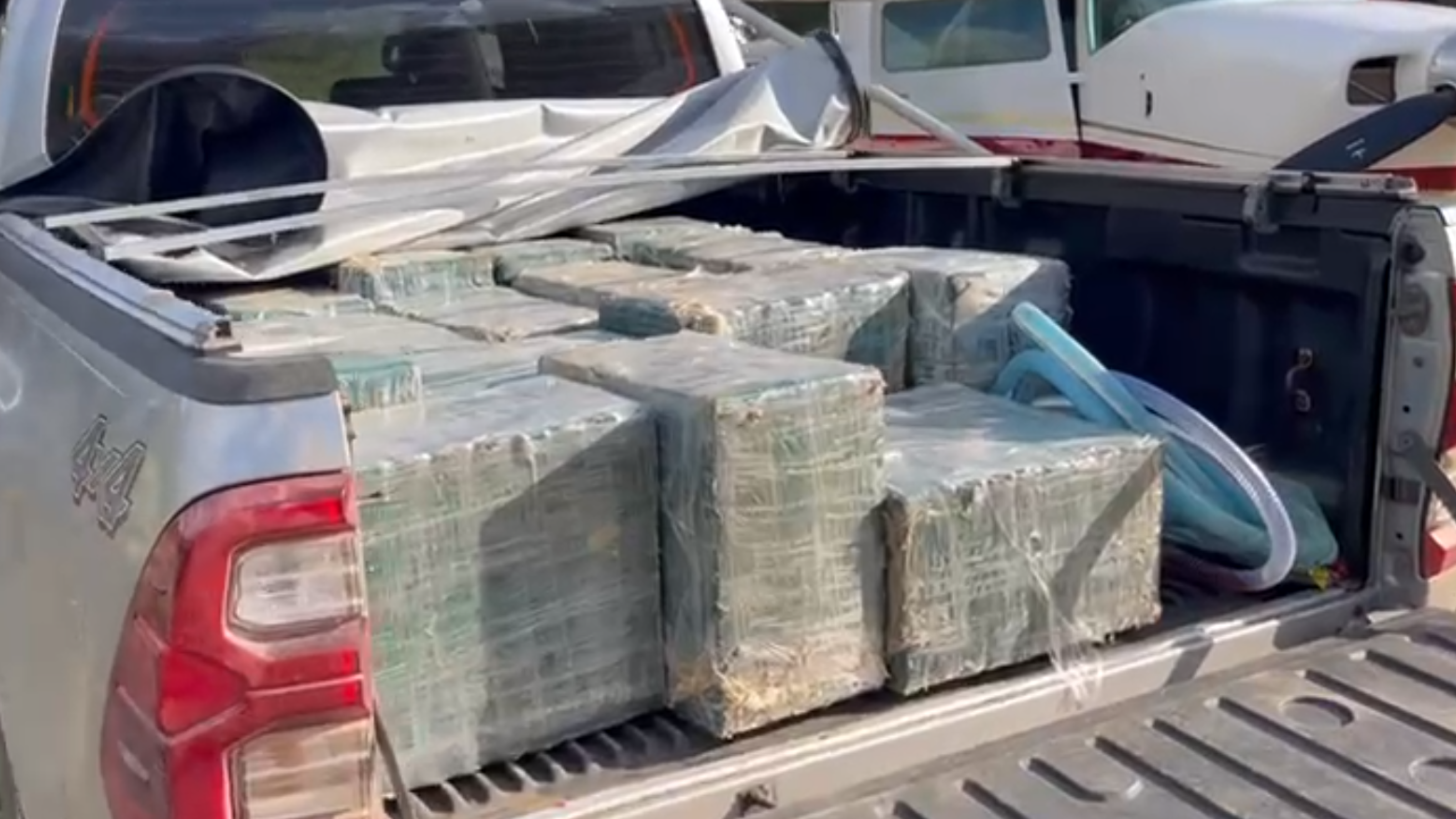 Polícia Federal e Militar interceptam aeronave que vinha da Bolívia com mais de 460 kg de cocaína
