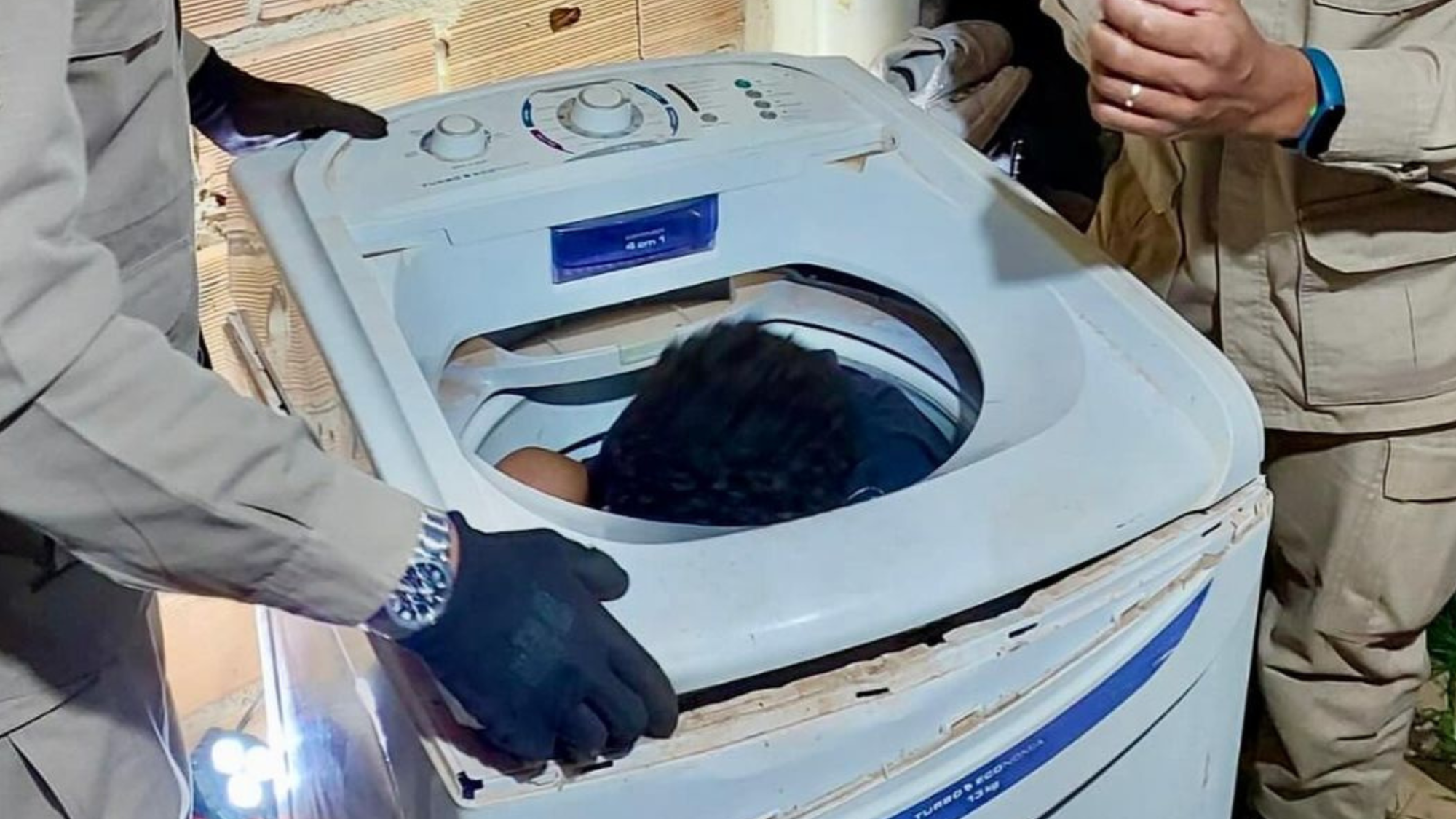Criança fica presa dentro de máquina de lavar em Cristalina
