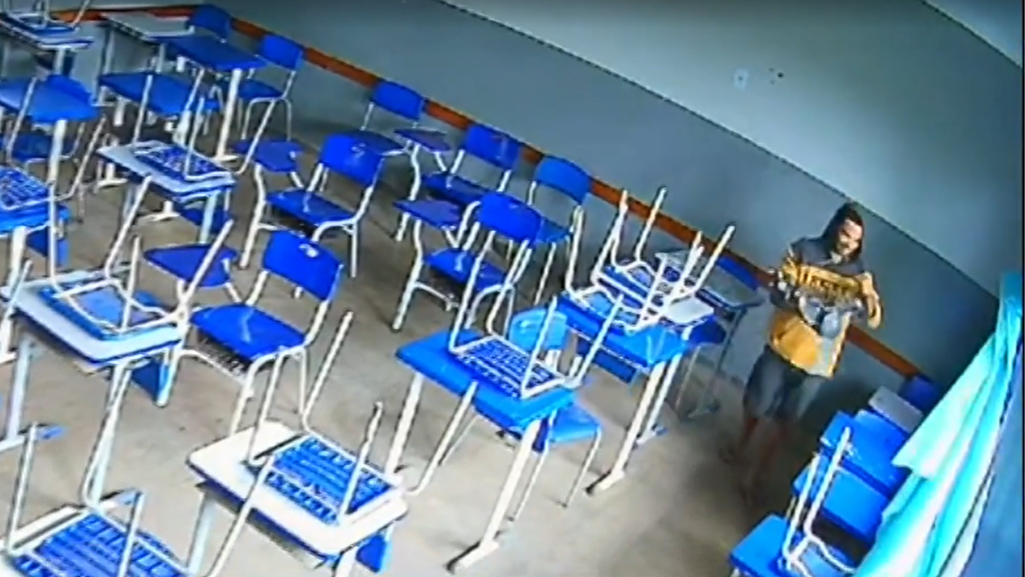 Homem é filmado furtando ventiladores de escola no dia da segunda prova do ENEM