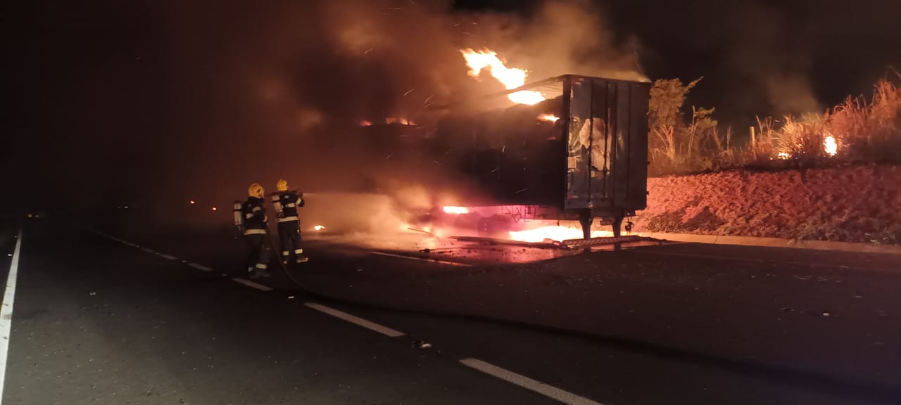 Caminhão com cerca de 23 tonelada de algodão pega fogo na BR-050