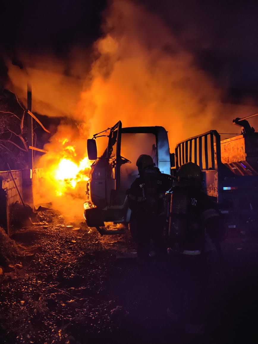 Incêndio atinge depósito de materiais recicláveis em Goiânia