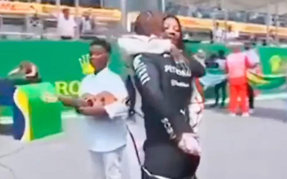 Lewis Hamilton surpreende e invade apresentação para abraçar Ludmilla