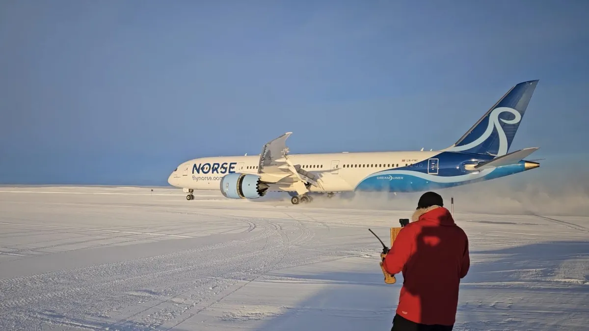 Boeing 787 faz pouso inédito em pista de gelo na Antártida
