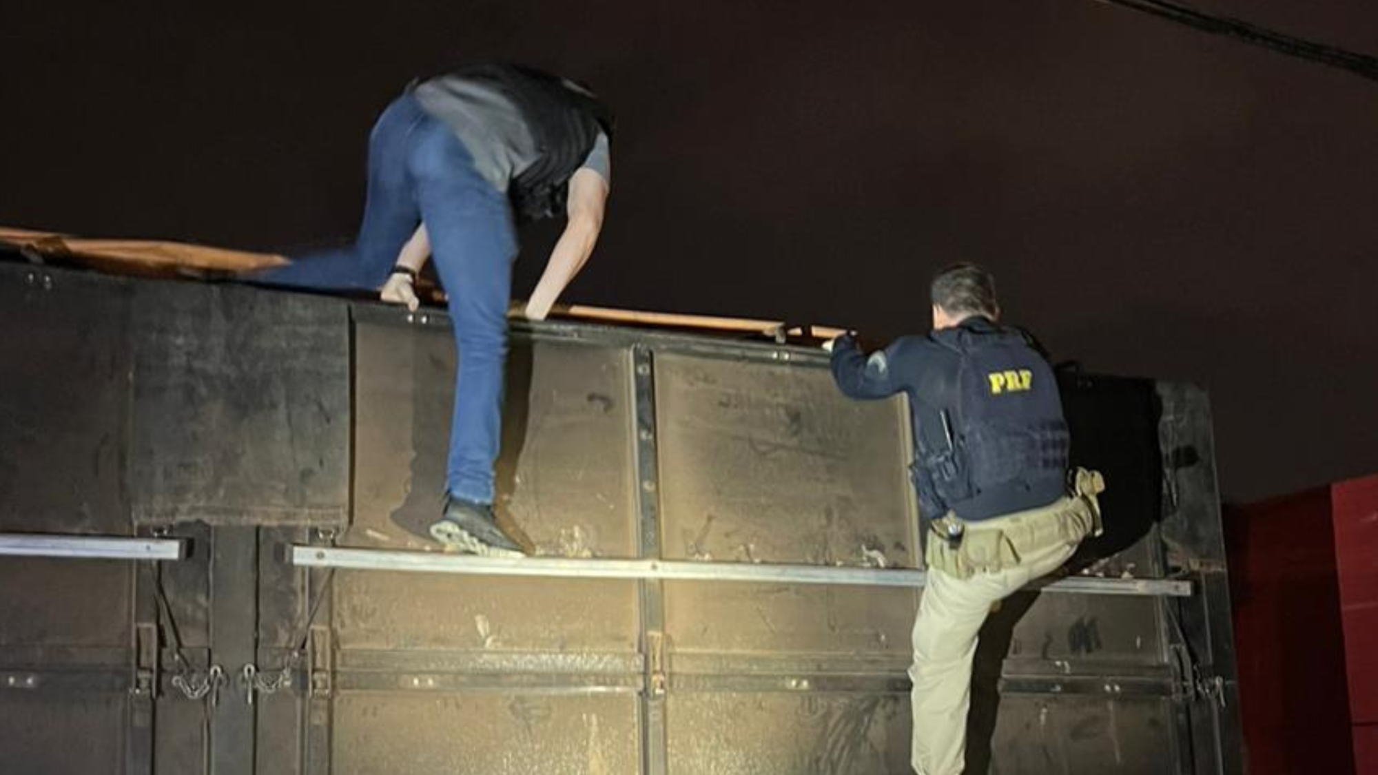 Polícia apreende meia tonelada de cocaína escondida em carga de milho em Goiânia