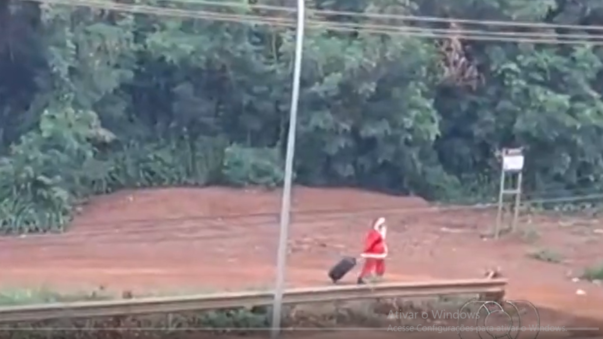 Papai Noel é visto andando em avenida com mala