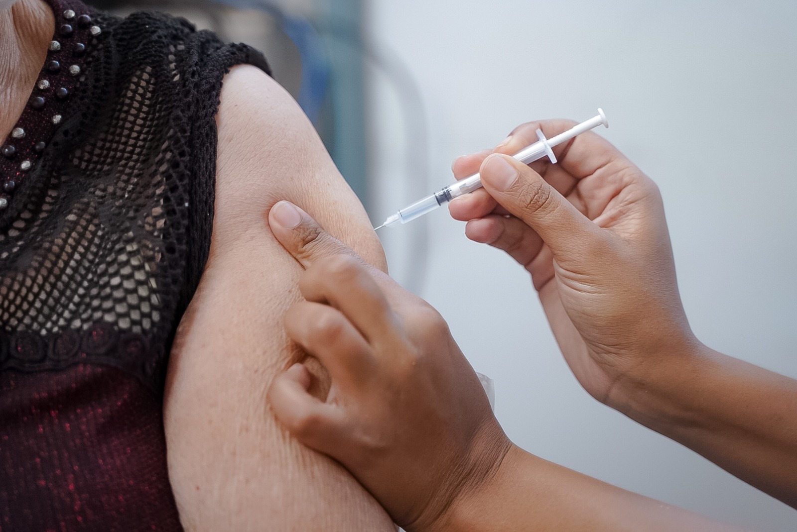 Mais de 130 municípios goianos vão receber as doses da vacina contra a dengue