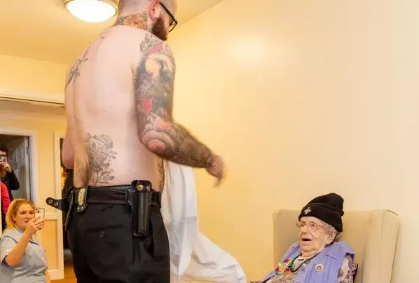 Idosa celebra aniversário de 102 anos com show de strippers na Inglaterra