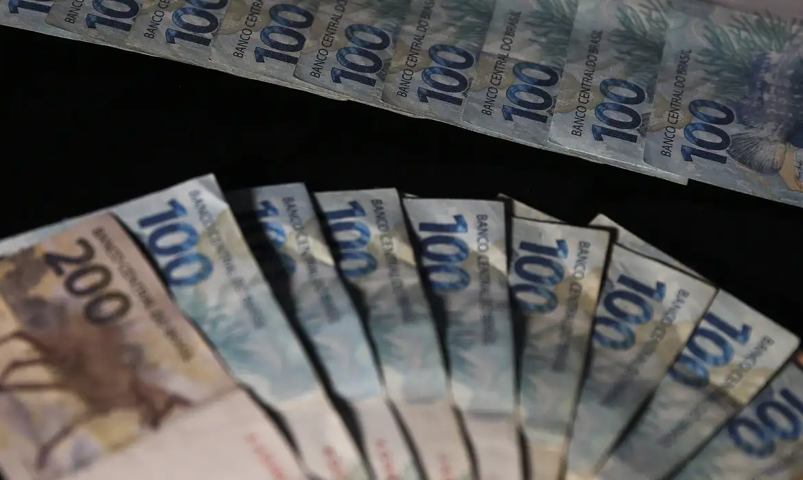 Mais ricos no Brasil tiveram aumento de 96,1% na média da renda mensal, diz economista