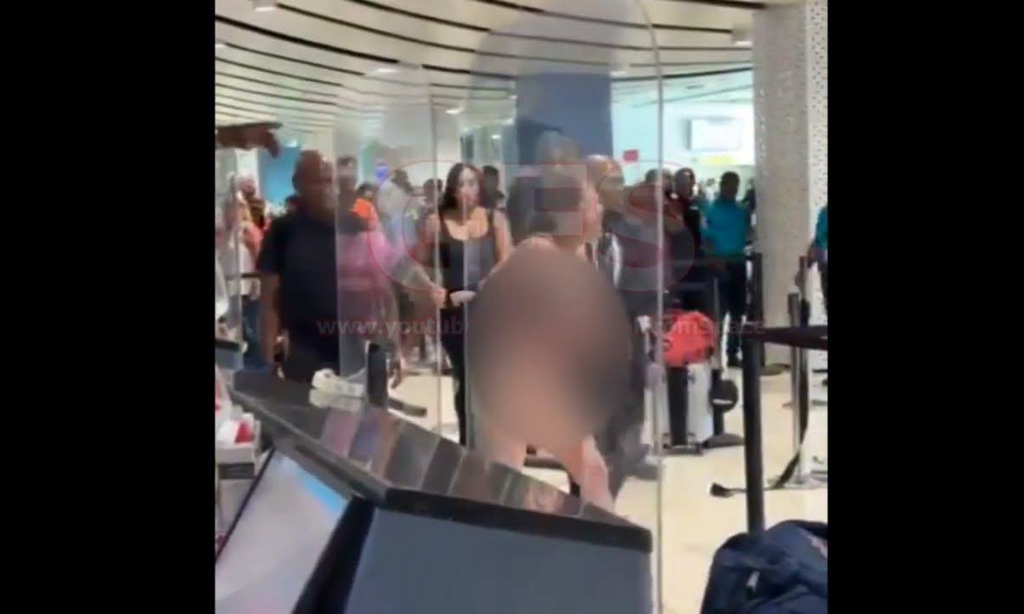 Em surto, passageira tira a roupa e tenta atacar policiais em aeroporto da Jamaica