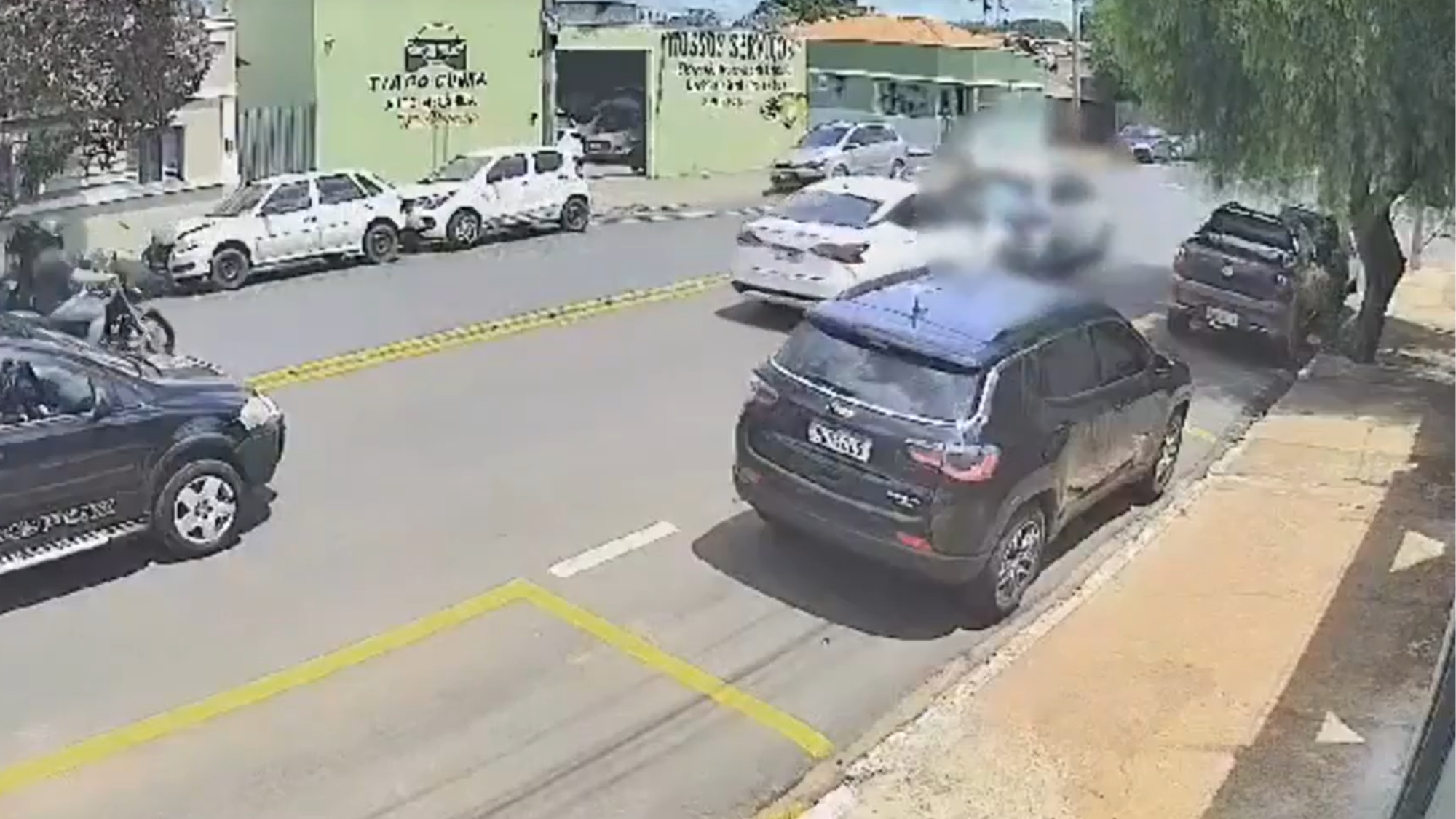 Homem é prensado contra o próprio carro durante briga de trânsito em Minas Gerais