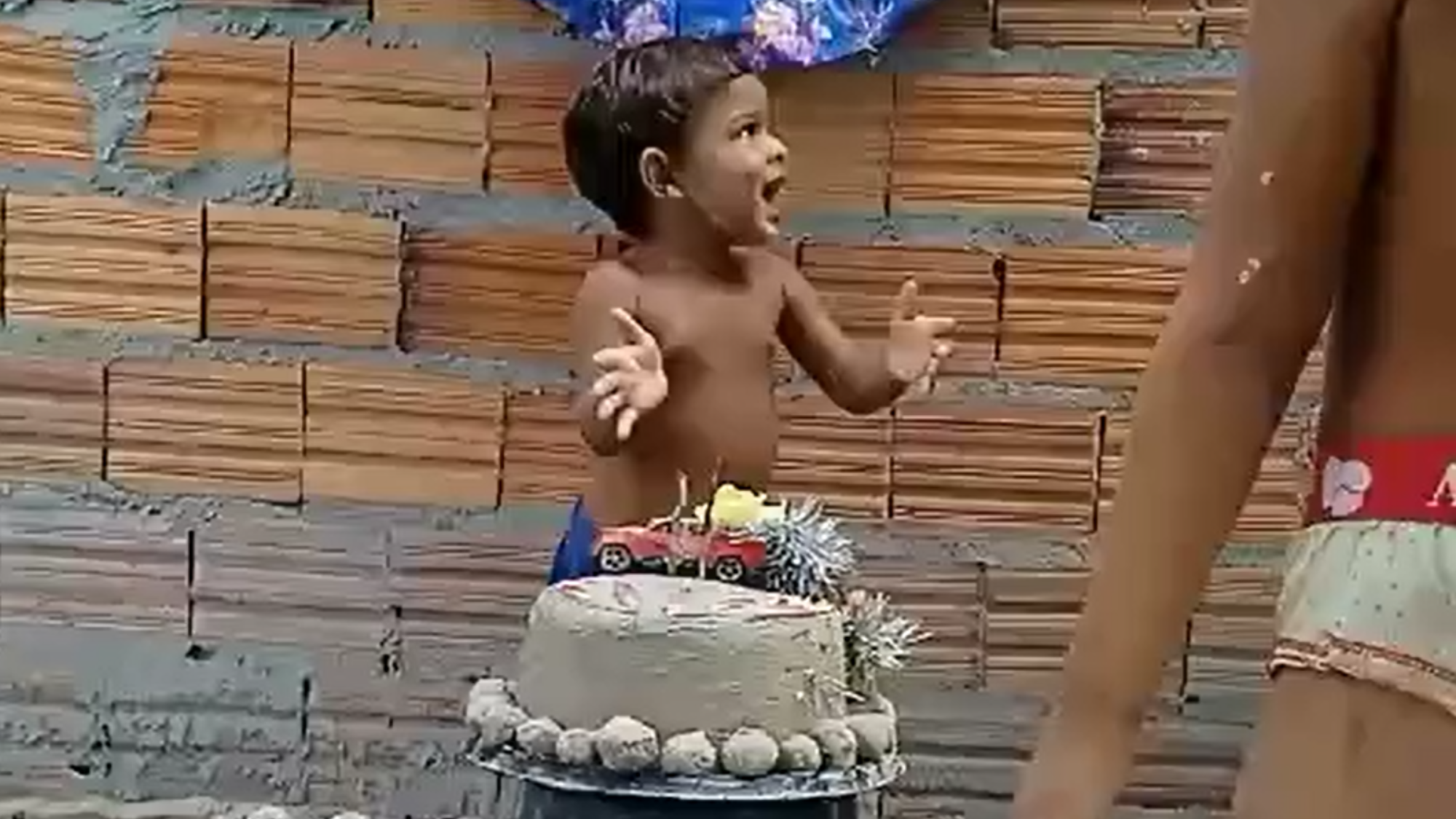 Criança de 2 anos emociona ao comemorar aniversário com bolo e docinhos feito de areia