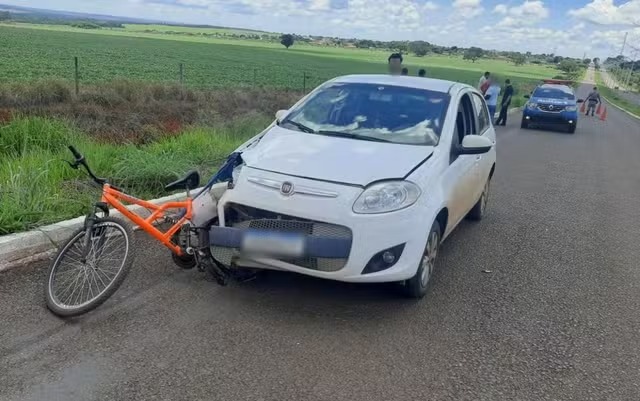 Na tentativa de espantar marimbondo do carro, motorista perde controle e mata ciclista atropelado