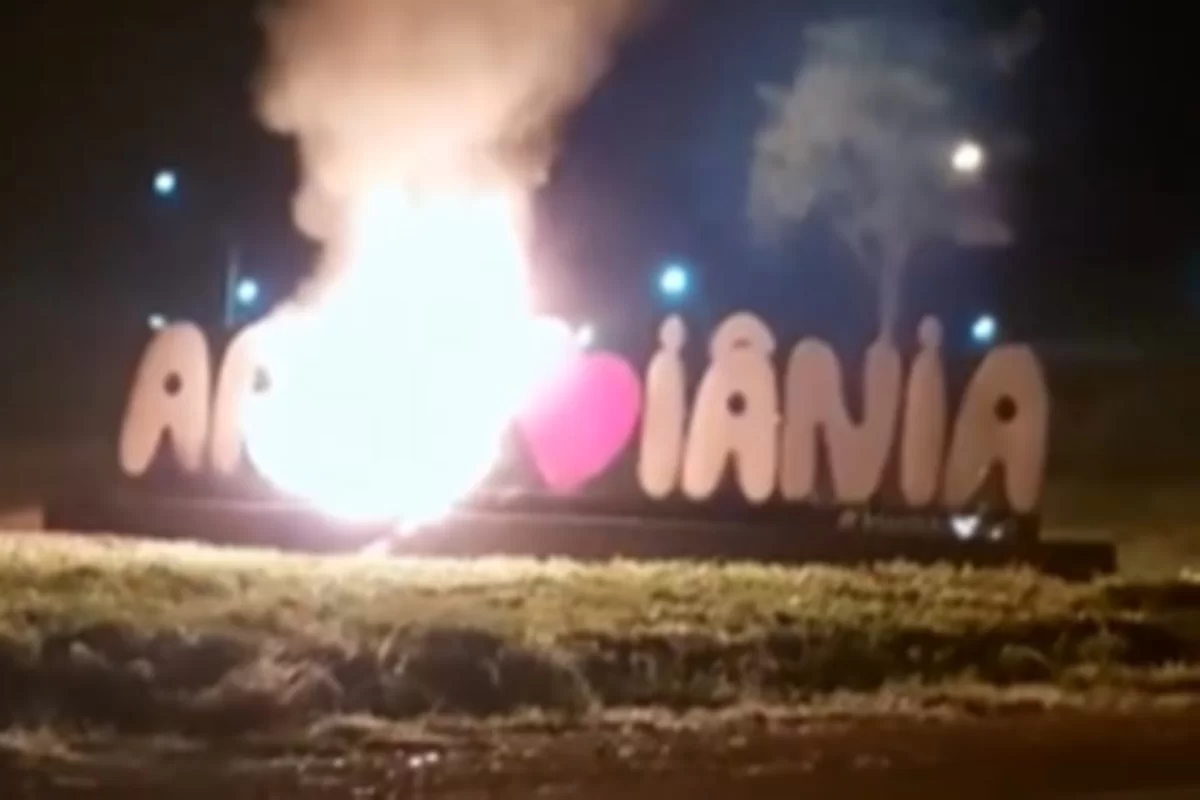 Letreiro polêmico de Aragoiânia fica destruída após incêndio