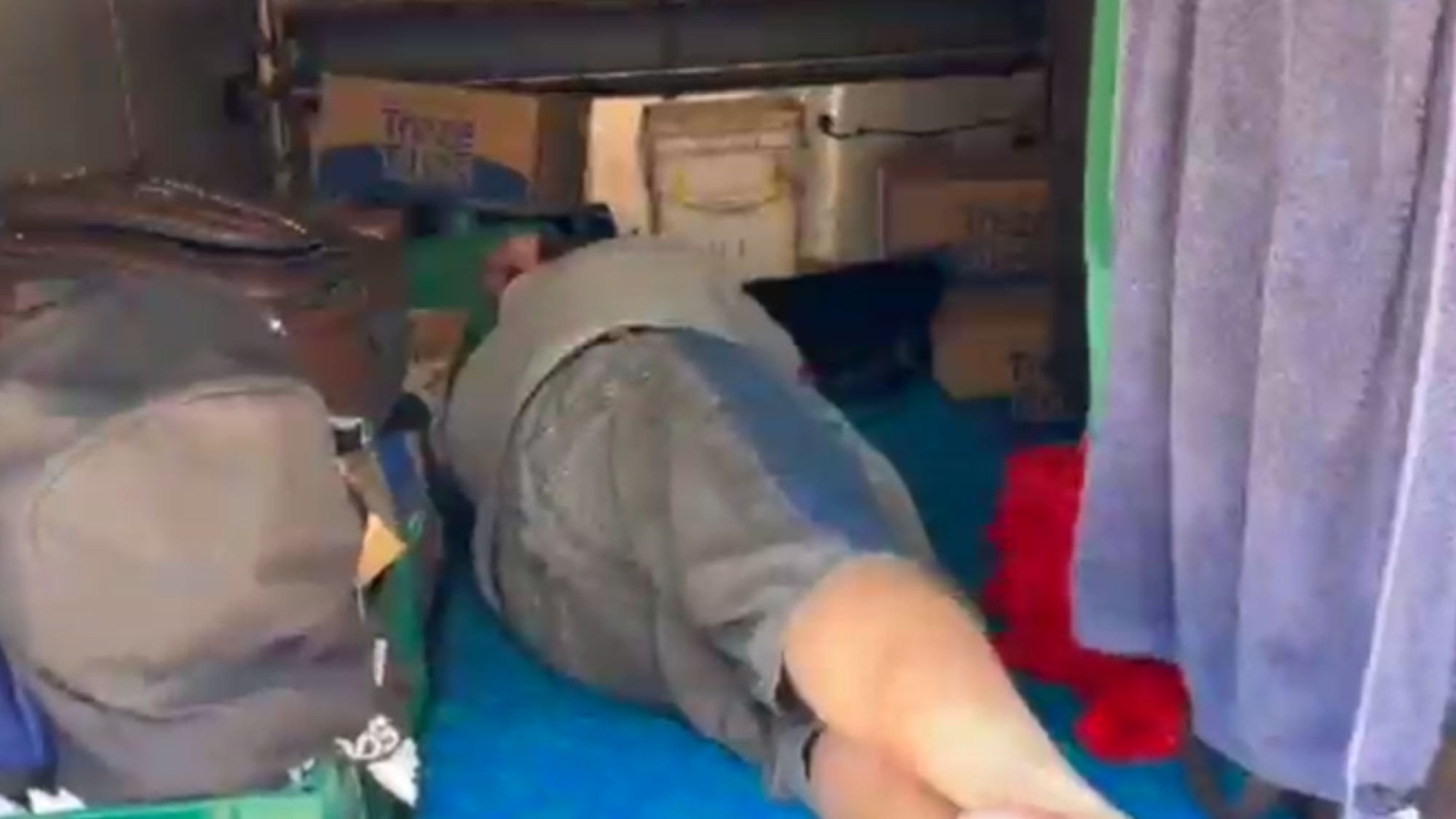 PRF flagra ônibus com um dos motoristas dormindo dentro do bagageiro