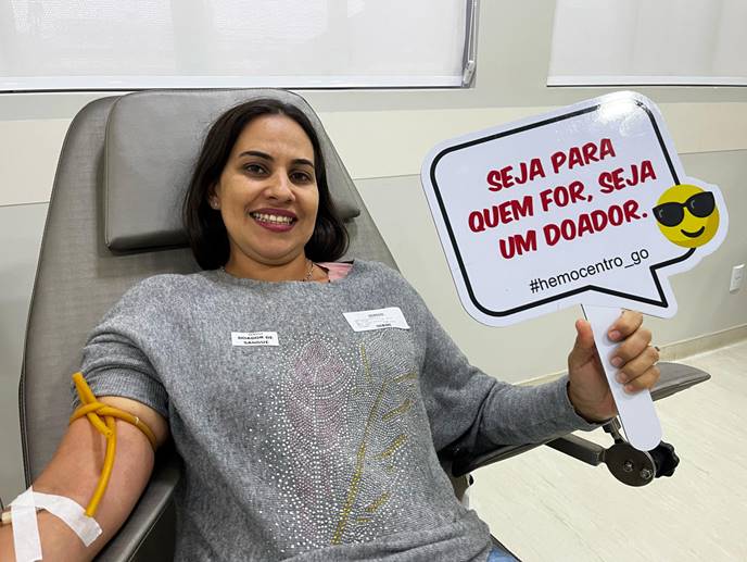 Voluntária durante doação de sangue na Rede Hemo: apoio da população é fundamental para manter estoques e salvar vidas (Foto: Rede Hemo)