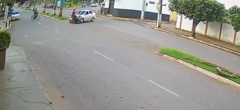Mãe e filhas são atropeladas em cruzamento de rua em Petrolina de Goiás