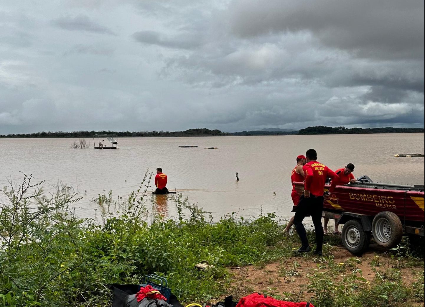 Corpo de Bombeiros localiza pescadores desaparecidos no Lago de Serra da Mesa