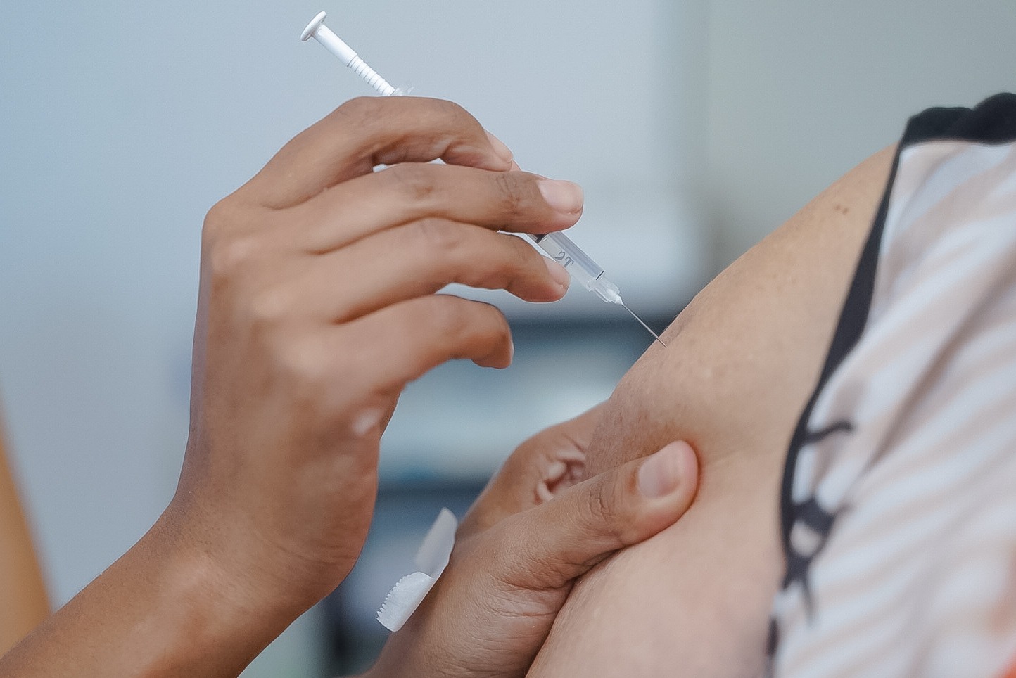 Receber segunda dose da vacina contra o vírus mpox é fundamental para garantir resposta imunológica necessária (Foto: Iron Braz)