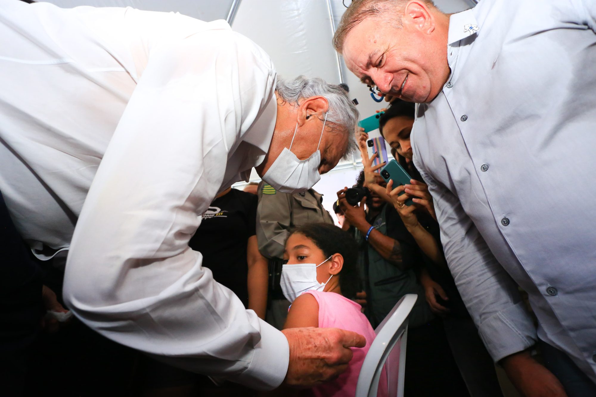 No lançamento da ação em Goiás, governador Ronaldo Caiado aplica a primeira dose da vacina Qdenga