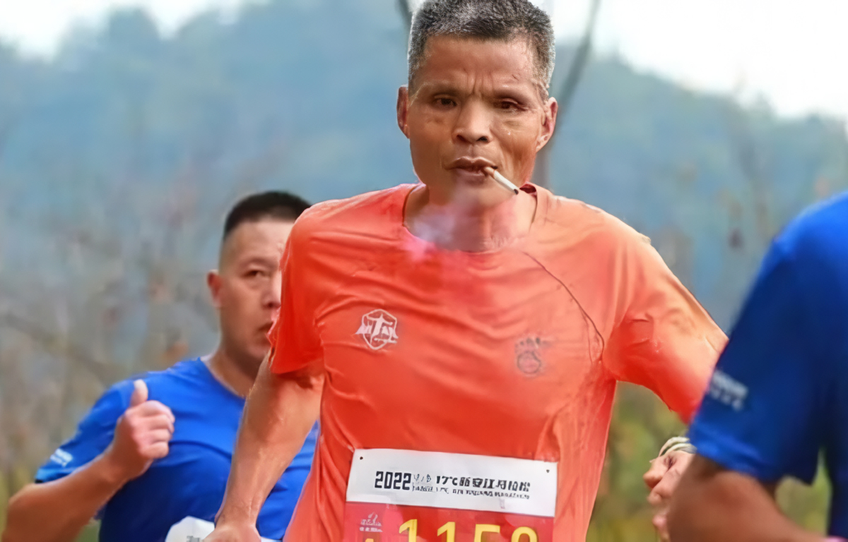 “Tio Chen, corredor conhecido por fumar durante maratonas, é banido de competições por dois anos