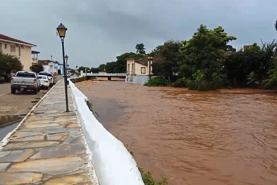 Rio Vermelho transborda após temporal e Cidade de Goiás entra em alerta
