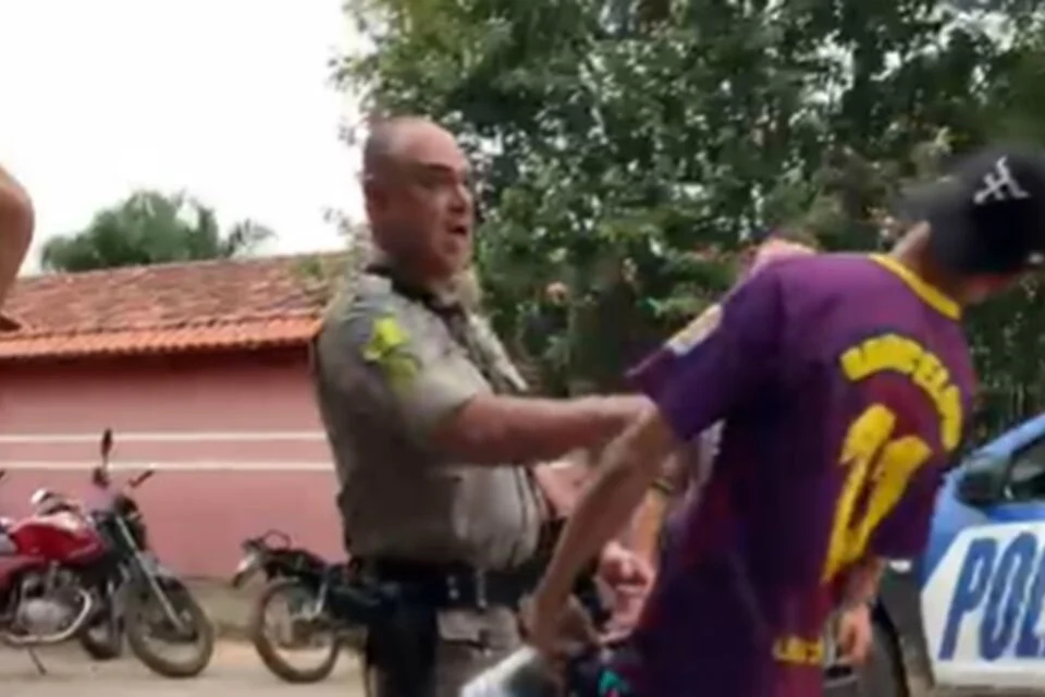 Momento foi flagrado por moradores da Vila Taveira, que registraram o momento em que o jovem é agredido com um tapa no rosto pelo policial.