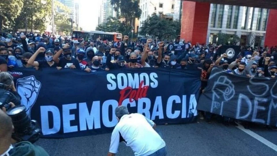 Torcidas organizadas anunciam manifestação no mesmo dia e lugar que Bolsonaro