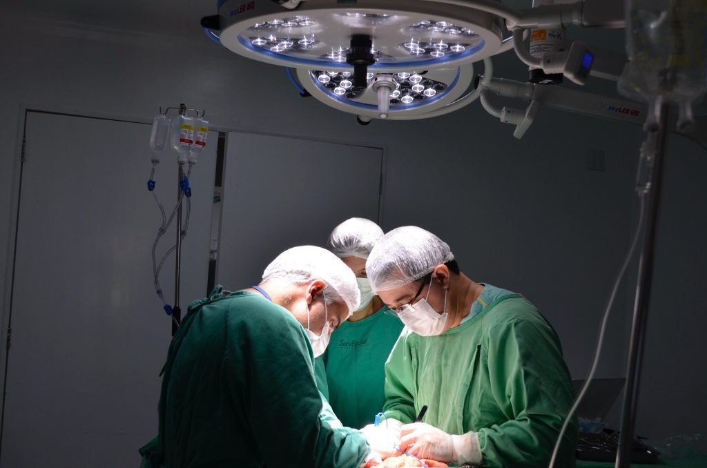 Equipe de cirurgia realiza o procedimento de captação de rins no Hospital do Centro-Norte Goiano, em Uruaçu
