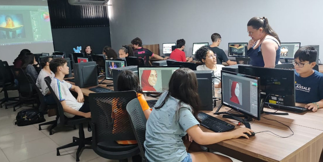 Prefeitura de Goiânia, em parceria com a Saga Games, oferece cursos gratuitos de jogos eletrônicos para jovens de 14 a 29 anos