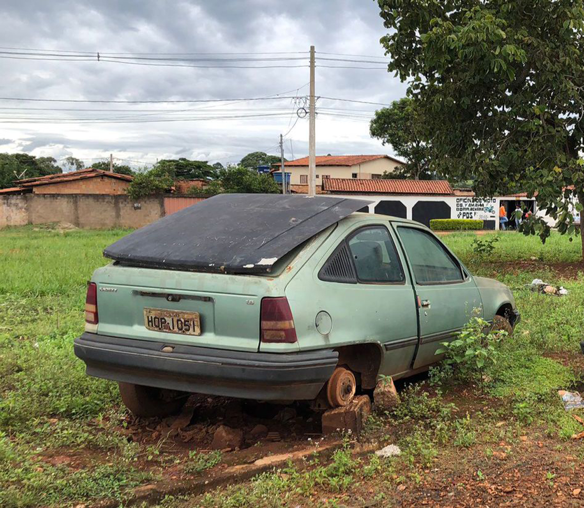 Equipe da Patrulha Detran remove veículos abandonados em cidades do interior de Goiás