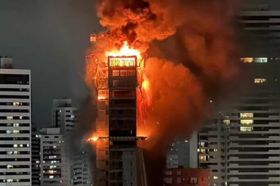 Incêndio atinge prédio em construção no Recife; curto-circuito pode ser a causa