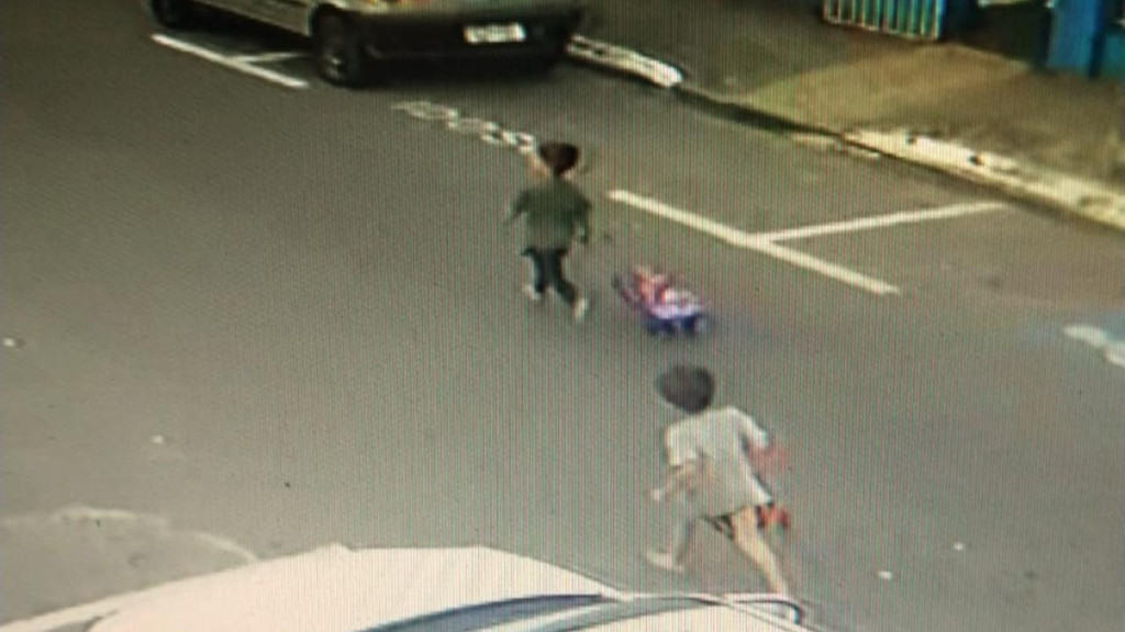 Crianças de 3 anos fogem de creche e correm pela rua em Balneário Camboriú