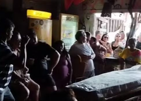 Idoso tem velório em bar com música e bebida no Ceará