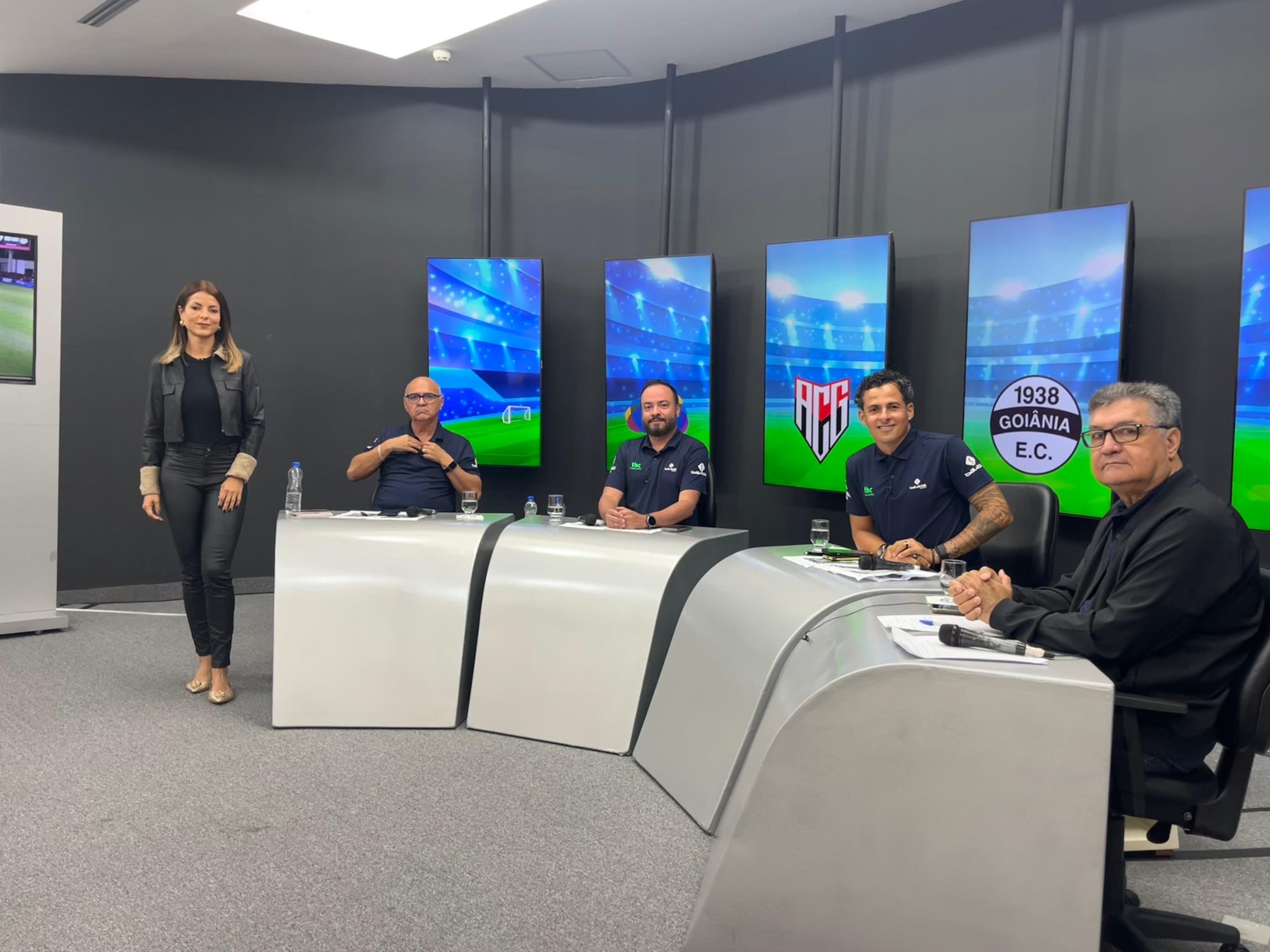 Equipe de esportes da TV Brasil Central no Goianão 2024 (da esquerda para a direita: Thaís Freitas, Rupert Nickerson, Daniel Santana, Danilo Dias e Jair Cardoso