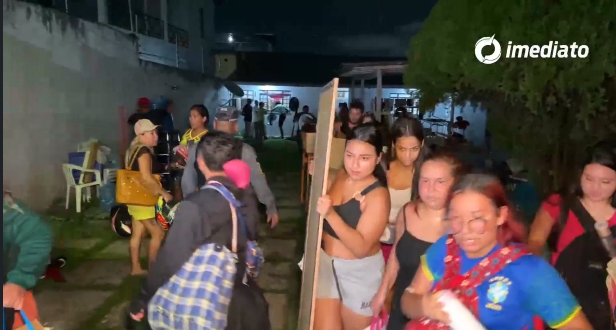 Suspeita de aplicar golpes na internet tem casa saqueada em Manaus e vídeo viraliza