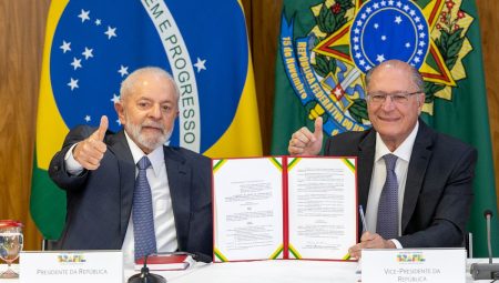 Presidente Luiz Inácio Lula da Silva e vice-presidente Geraldo Alckmin, da Casa Civil, na cerimônia de Assinatura de Atos relacionados ao Programa MOVER e Debêntures de Infraestrutura