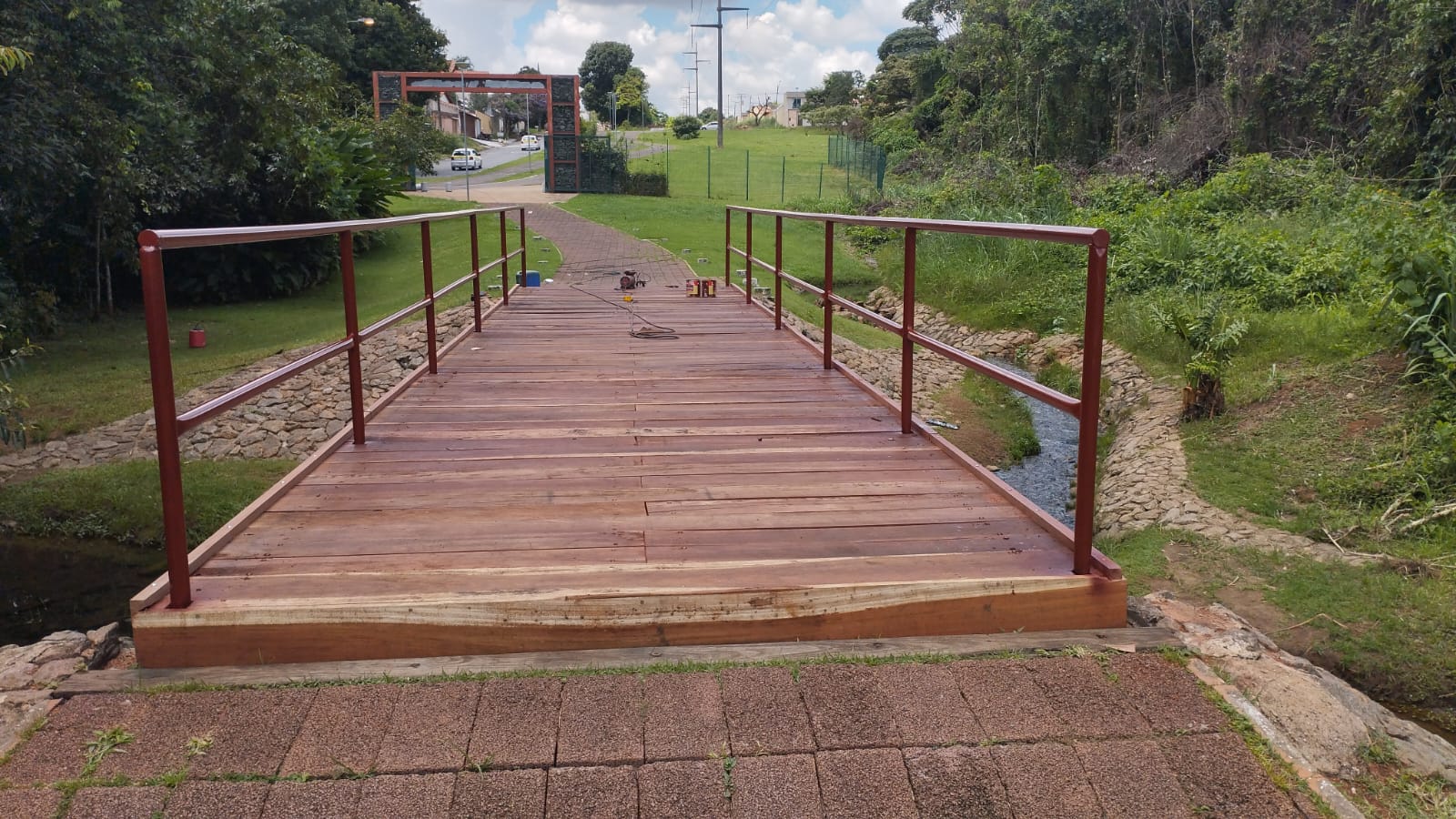 Prefeitura instala ponte no Parque Ambiental Macambira: estrutura foi construída com ferros apreendidos em operações de fiscalização de publicidades irregulares