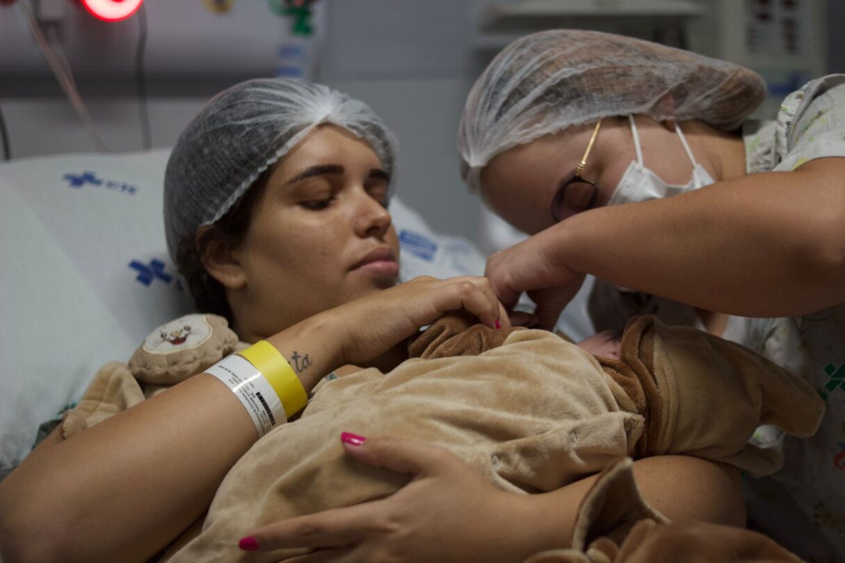 No HCN, mãe e bebê recebem cuidados especializados para evitar complicações durante e após o parto (Foto: SES)