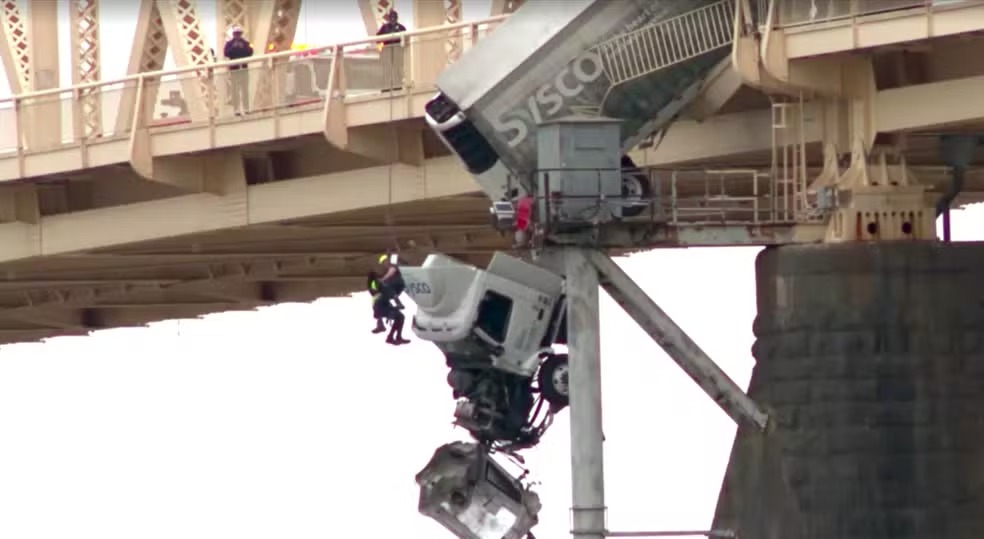 Motorista presa em caminhão pendurado em ponte é resgatada por bombeiros nos EUA 