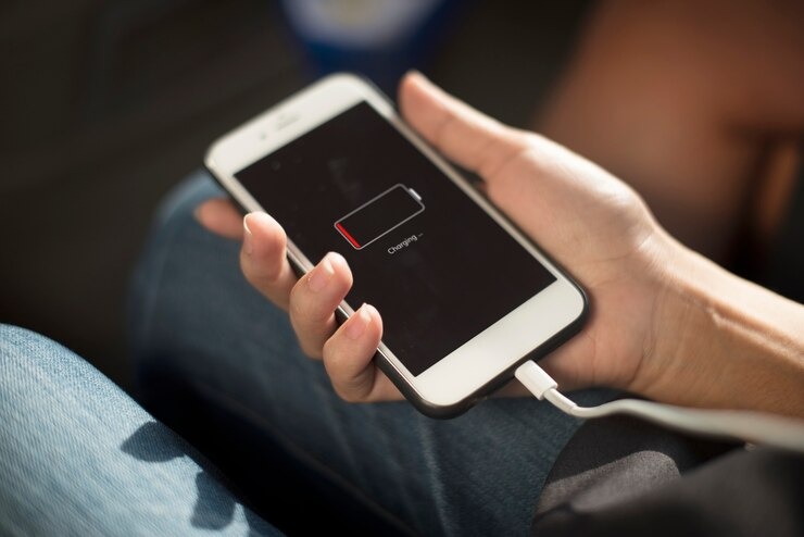 Apple emite alerta de perigo sobre dormir perto de iPhone durante carregamento